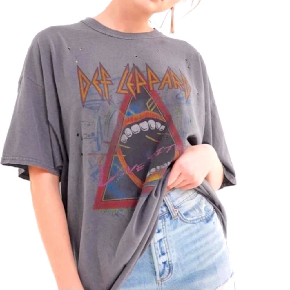 Urban Outfitters Def Leppard Love Bites T-shirt size S/M fits loose dark grey